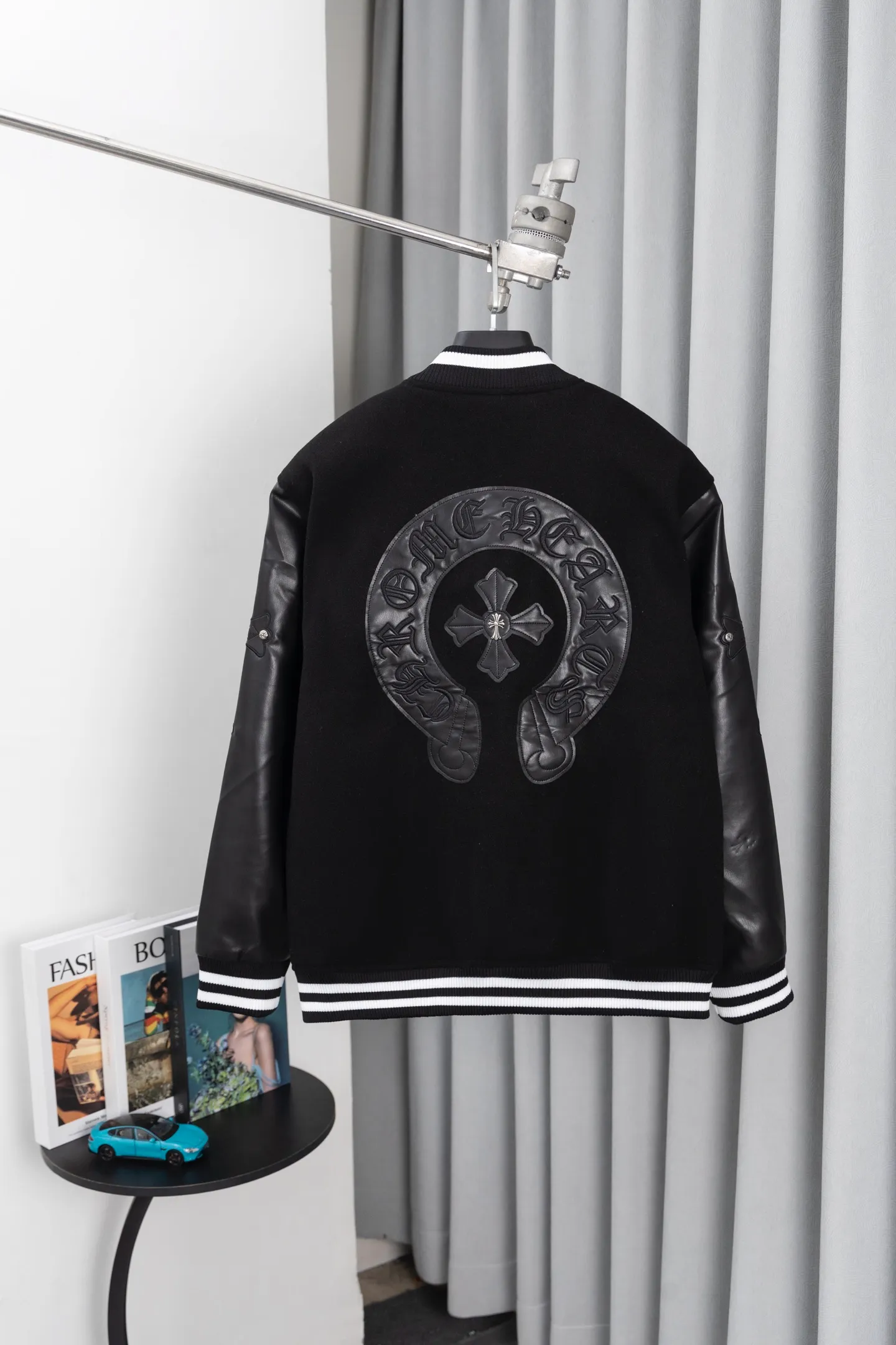 P370 Model No.: S015 Chromehearts/Cro Hearts Cross Embroidered Letters Leather Sleeves Spliced ​​Baseball Jacket Channel Boutique The most popular baseball jacket among fashionable men and fashionable women. There are versions at all levels in the market (you must compare the details). The most powerful quality control has been producing and researching baseball uniforms for 7 years. The details are exquisite. With it, you are the most beautiful boy in the world. The paint-coated full-face four-button buckle (button with LOGO), the average weight of the fabric is nearly 900 grams, and it is made of wool + eyeliner blended, custom-woven and dyed wool with high color fastness. The lining is made of silky and delicate cupro fiber! The texture is thick, the color is more uniform and beautiful, and the sharp edges and corners are full of three-dimensionality, showing laziness, casualness, and youthful vitality! Color: Black Navy Size: S-XL
